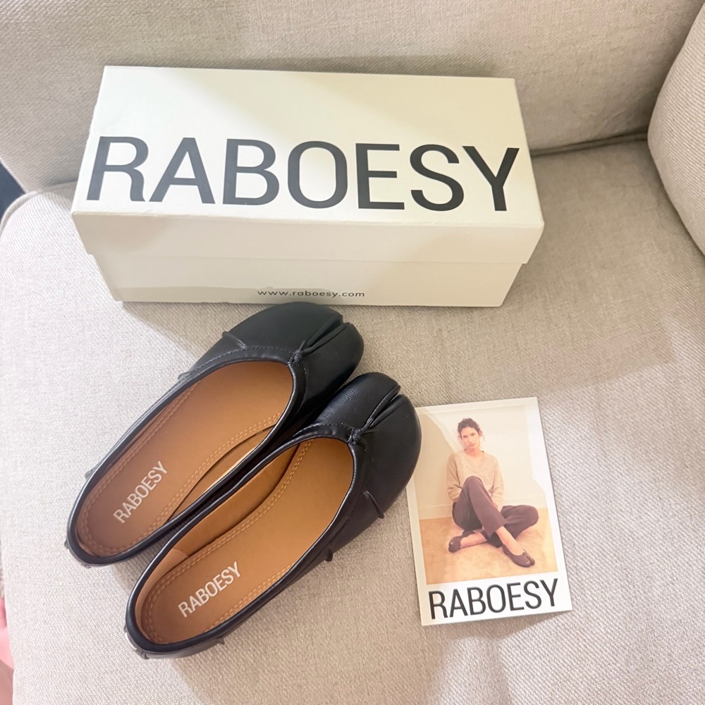 Raboesy Wrinkles Tabi Ballet Flats in Black